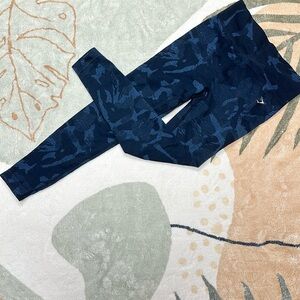 Gymshark blue camo scrunch butt leggings.